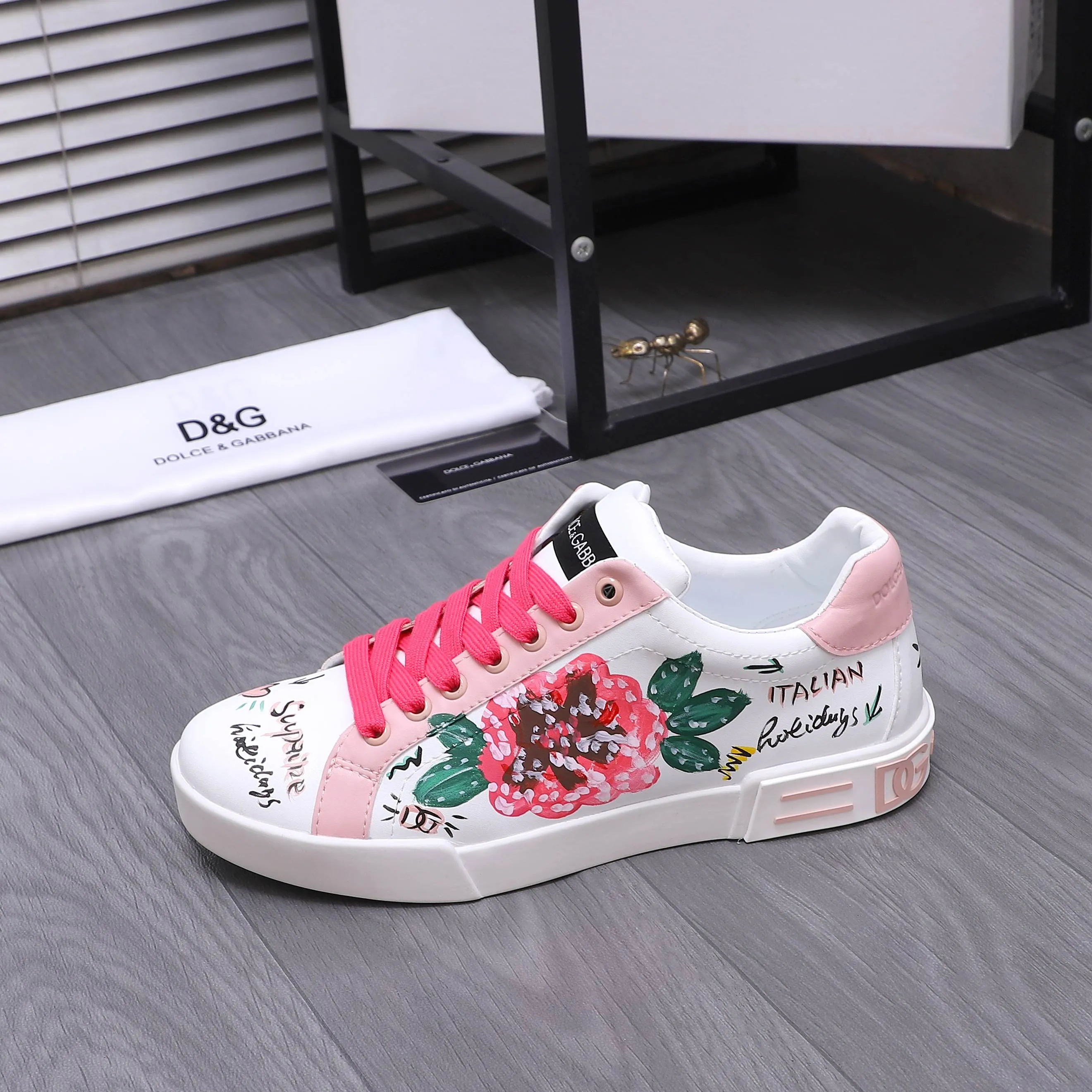 Men's shoes 💰480 Product trademark: DG (Dolce & Gabbana) couple's casual shoes Regular size: 35-46 (45.46 is custom-made and non-refundable) Product materials: Selected graffiti cowhide upper, leather lining, cowhide insole, original outsole